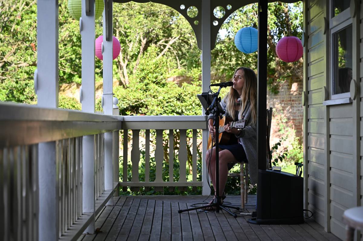 Hannah - Singer & Acoustic Guitarist | Last Minute Musicians