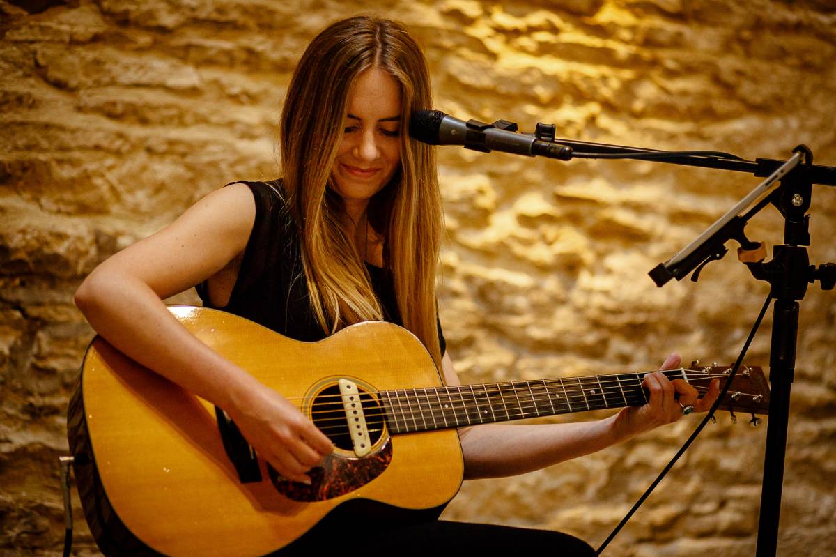 Hannah - Singer & Acoustic Guitarist | Last Minute Musicians