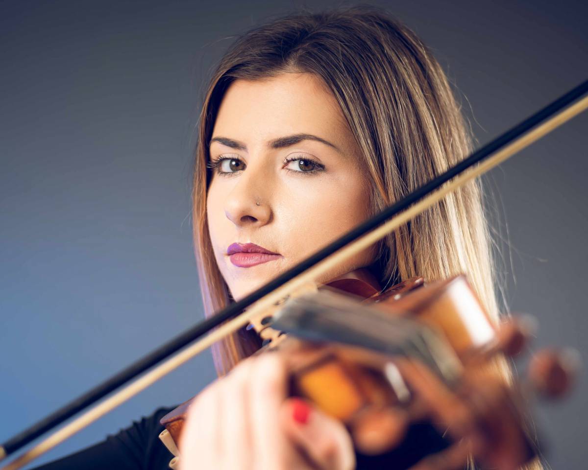 Lyra Strings: Experienced & Versatile Classical & LED Electric Violinist!