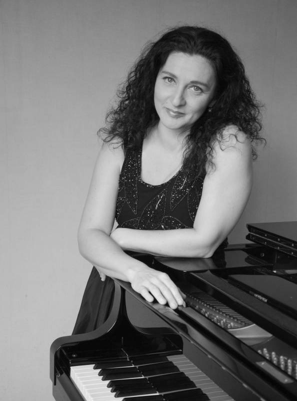 Anna Lisa Fantastic Classical Pianist 5638