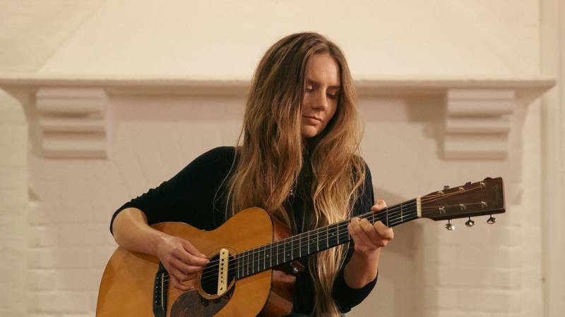 female acoustic guitarists